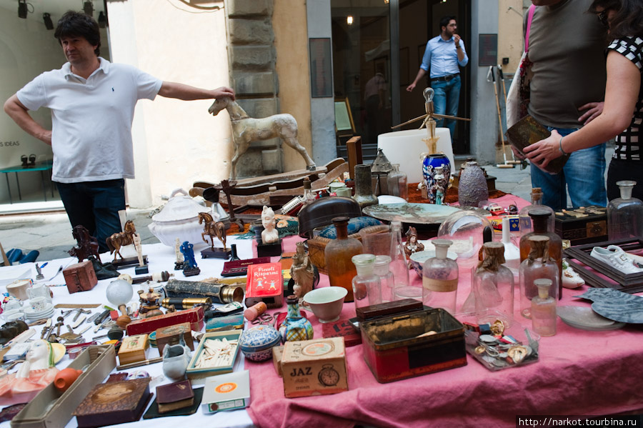 Блошиный рынок в Ареццо Ареццо, Италия