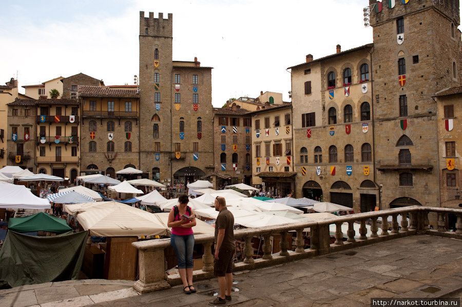 Центральная площадь города Ареццо, здесь цены чуть выше, но можно торговаться Ареццо, Италия
