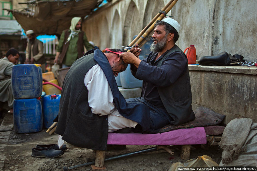 Уличная парикмахерская. Кабул, Афганистан