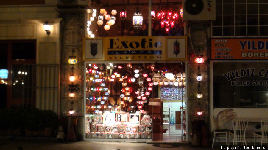 Многие магазины в центре города очень стильно и завлекательно украшены лампами, создавая обворожительную вечернюю атмосферу центра. Стамбул, Турция