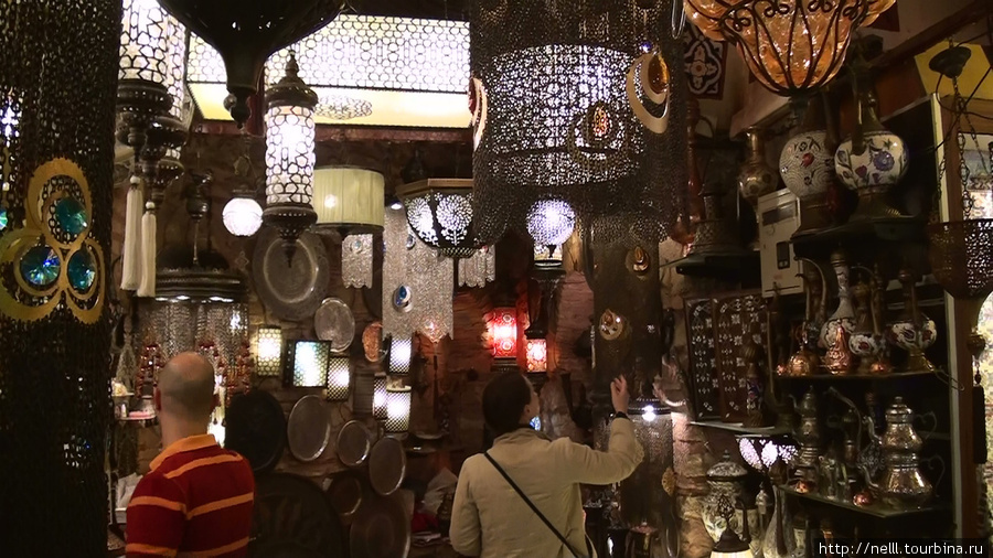 Необыкновенно стильные лампы, с металлическими элементами мы увидели на Большом базаре. Стамбул, Турция