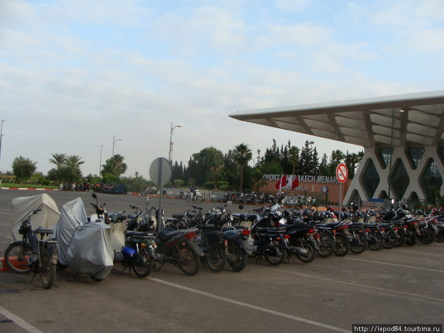 Основной и главный транспорт Марракеша — мотоцикл. Их на улицах в разы больше, чем автомобилей. Марракеш, Марокко