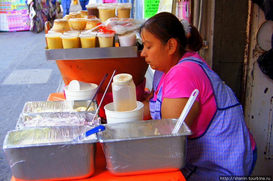 Продавщица мороженого на улице 5 мая Пуэбла, Мексика