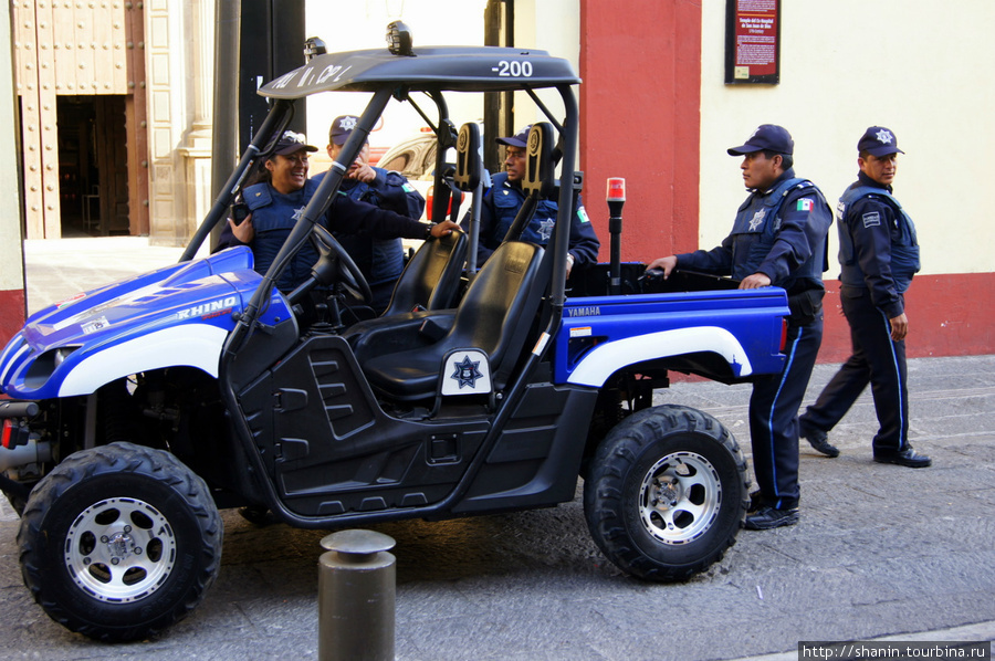 На улице 5 мая в Пуэбле много полицейских Пуэбла, Мексика