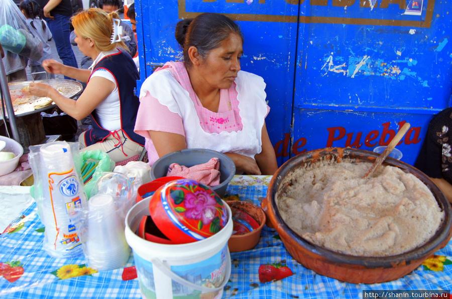 На улице 5 мая в Пуэбле есть уличные кухни Пуэбла, Мексика