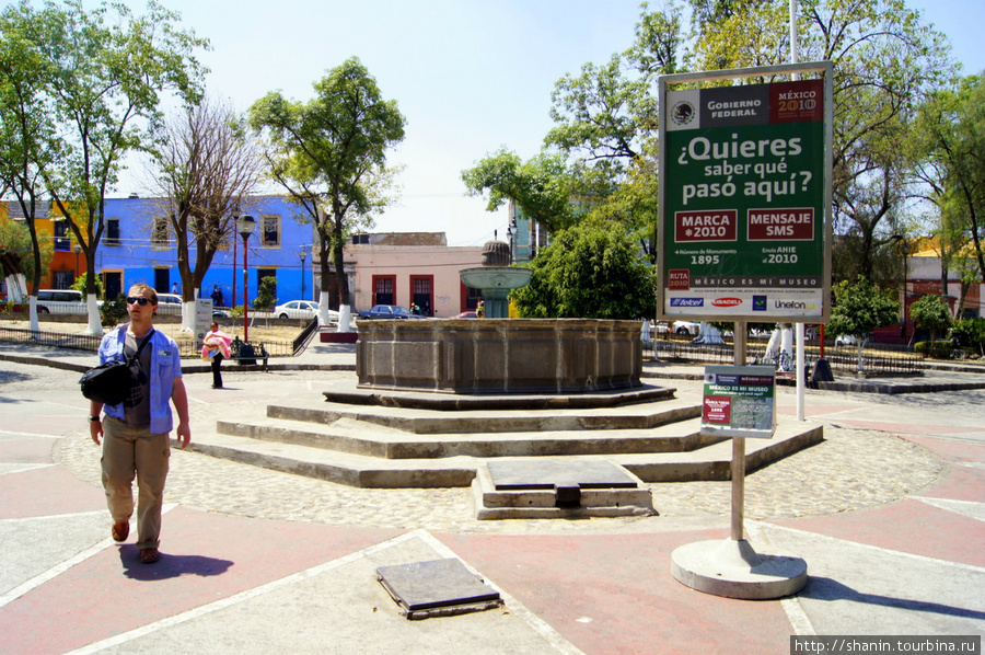 На площади Аналко в Пуэбле установлен знак — значит, эта площадь считается памятником Пуэбла, Мексика
