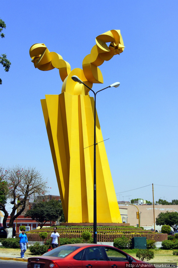 Желтый монумент в Пуэбле Пуэбла, Мексика