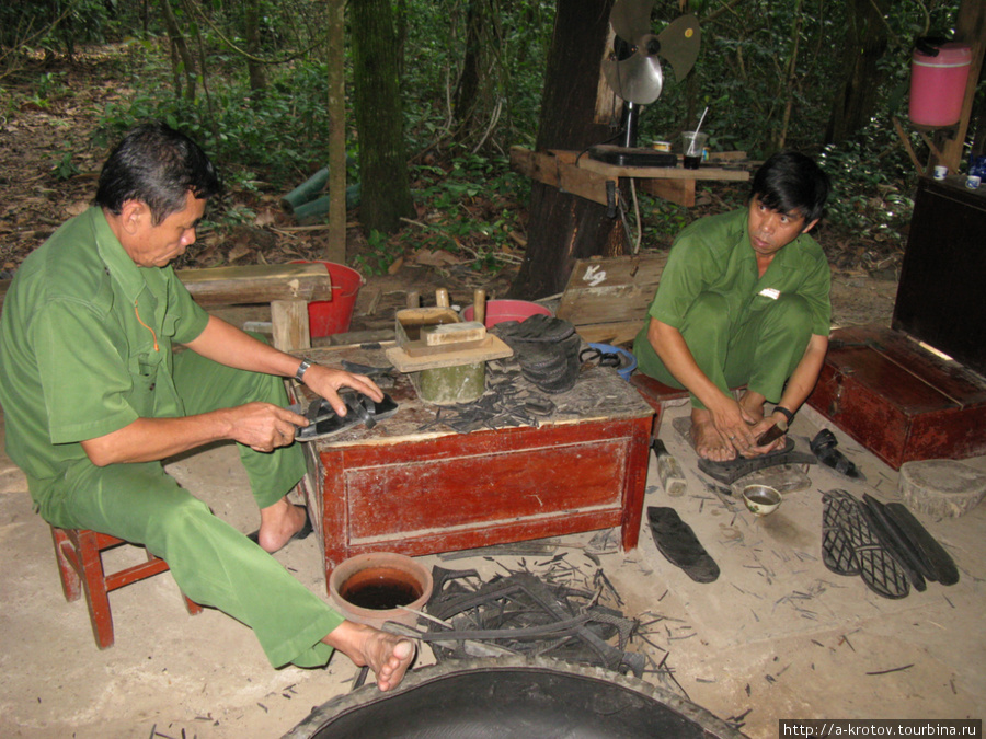А это не макеты, а настоящие солдатики, делающие сандалии из шин на продажу туристам Юго-Восточный регион, Вьетнам