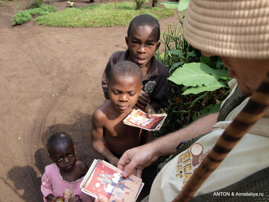 Мальчики показывают нам фотографии своих родственников Озеро Нкуруба, Уганда