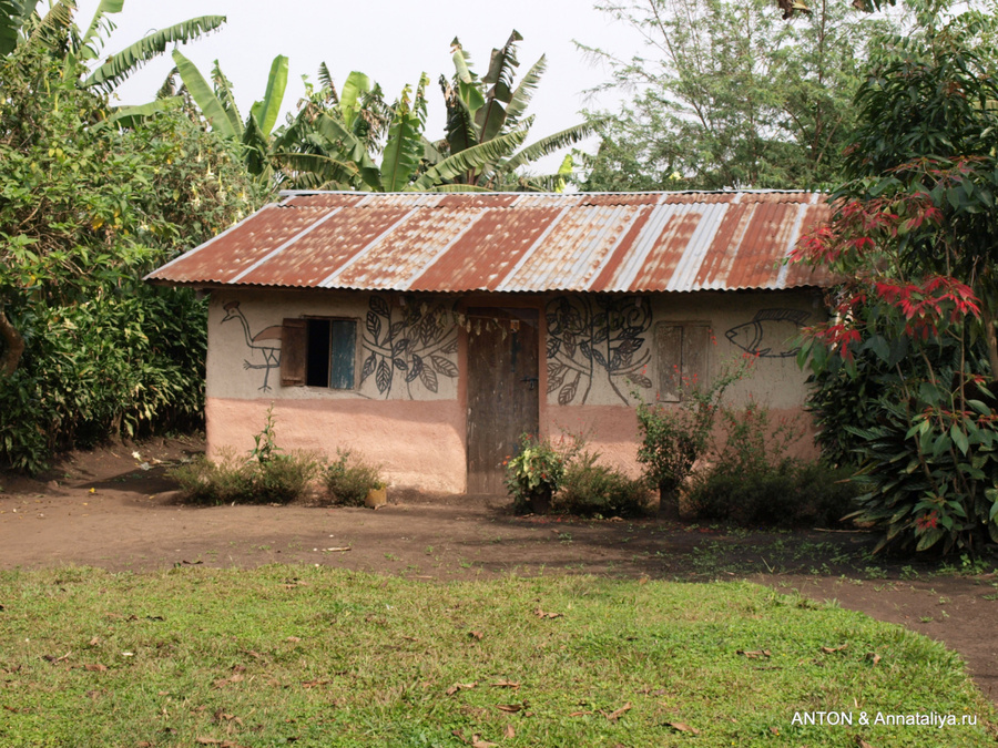 Жилой дом с оригинальной росписью Озеро Нкуруба, Уганда