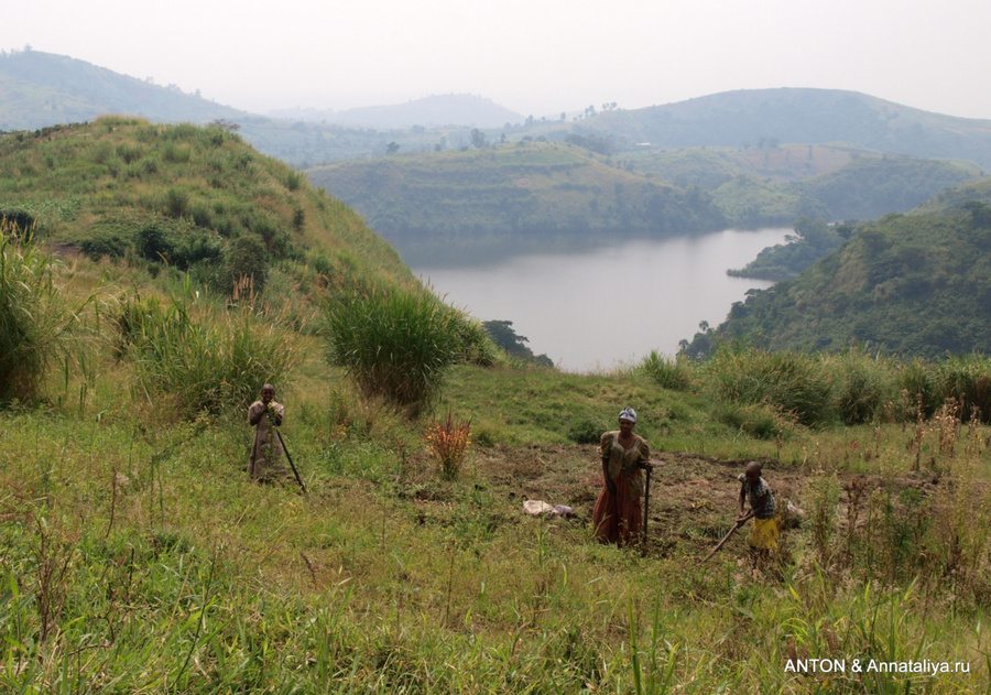 Женщины за работой на фоне одного из кратерных озер Озеро Нкуруба, Уганда