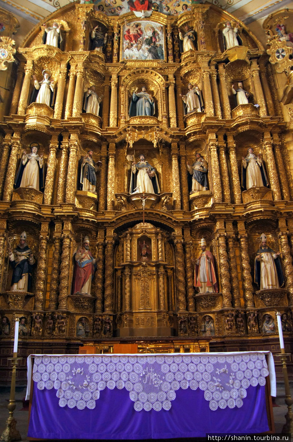 Алтарь в церкви Санто Доминго Пуэбла, Мексика