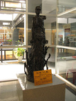 Скульптура, сделанная из кусочков бомб