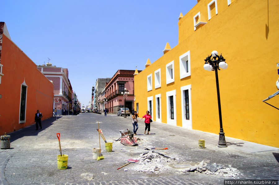 Улица у боковой стены театра Пуэбла, Мексика