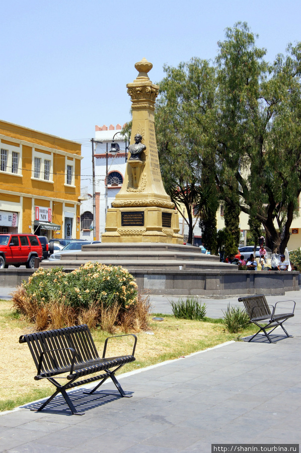Лавочка у памятника Пуэбла, Мексика