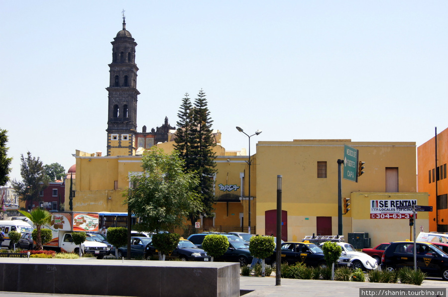 С площади прекрасно виден собор Святого Франциска Пуэбла, Мексика