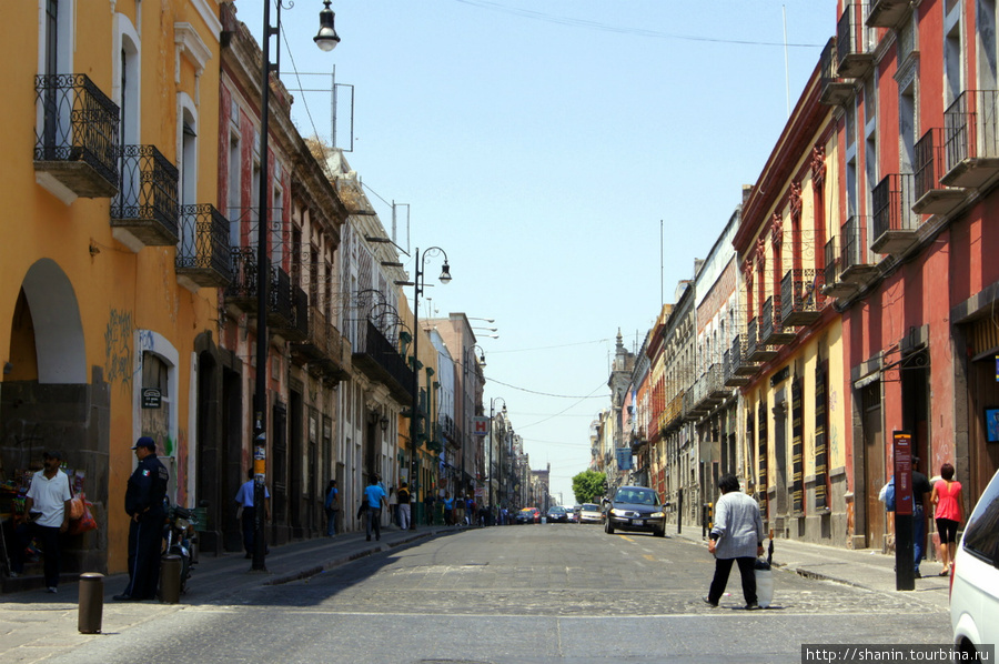 Улица ведет к театру Пуэбла, Мексика