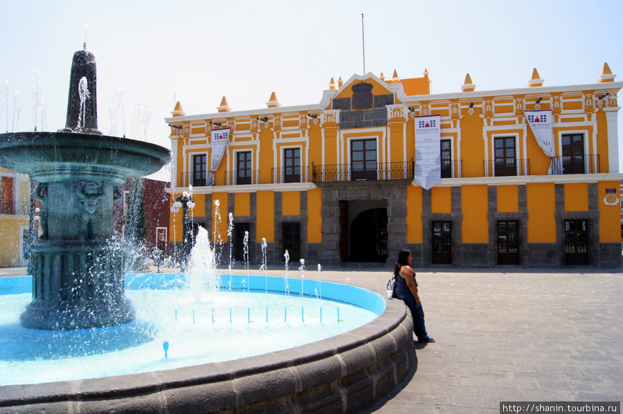 Фонтан и театр Пуэбла, Мексика