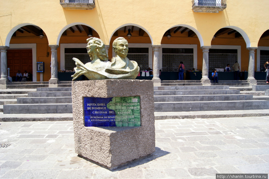 Памятник на площади Пуэбла, Мексика