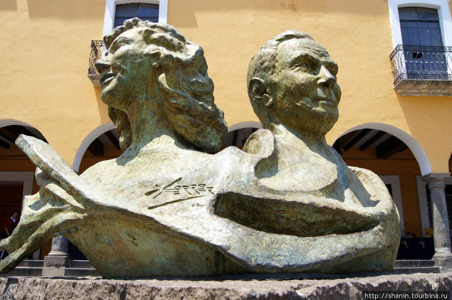 Двухголовый памятник Пуэбла, Мексика