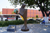Памятник женщине с глобусом