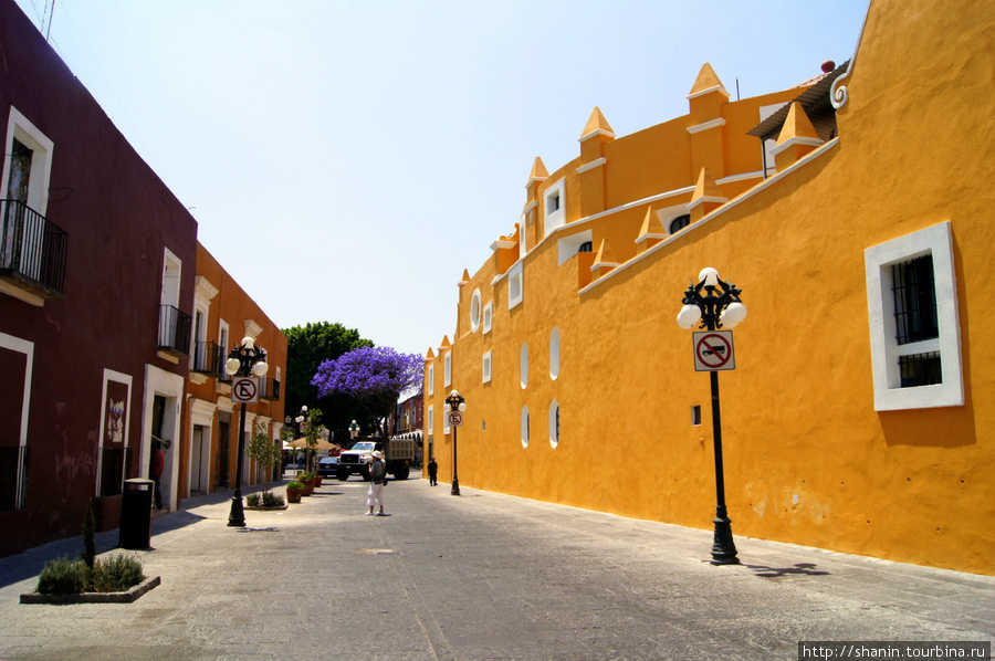 Улица у театра Пуэбла, Мексика