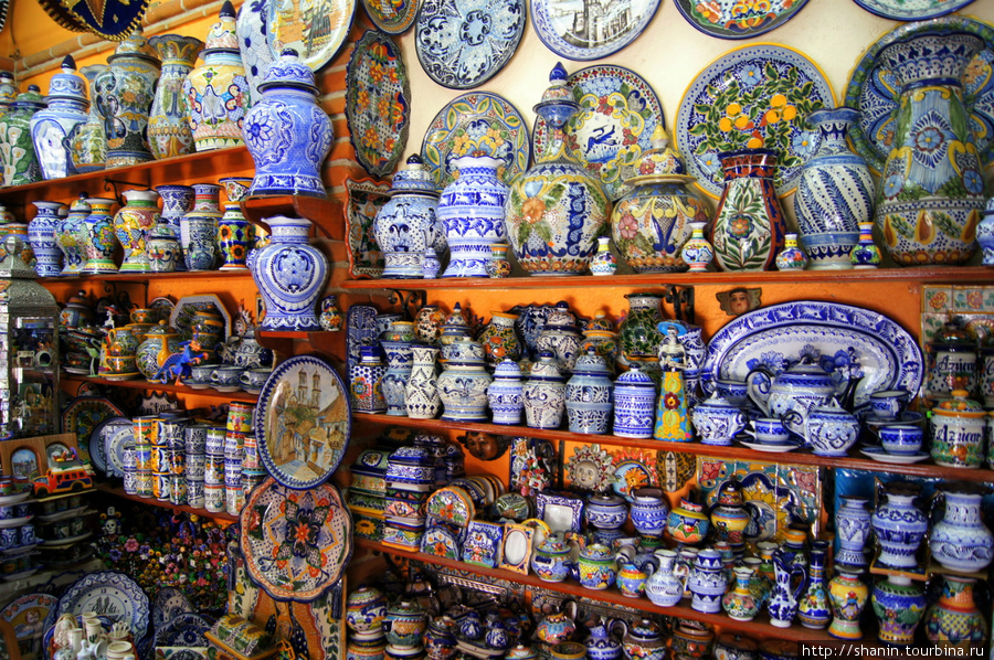 На рынке Париан в Пуэбле много посуды Пуэбла, Мексика