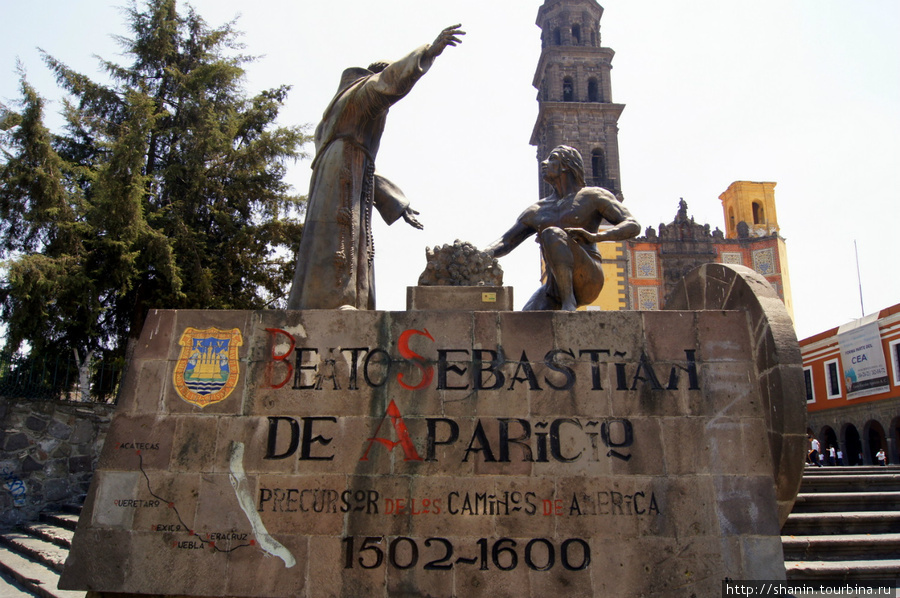 Памятник перед собором Пуэбла, Мексика