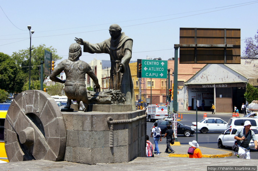 Памятник у собора Пуэбла, Мексика