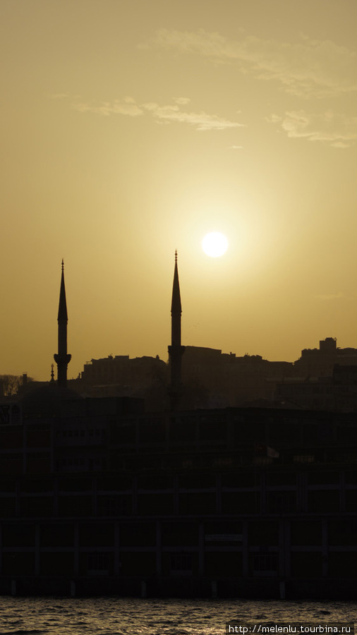 Вид на заходящее за мечеть солнце Стамбул, Турция