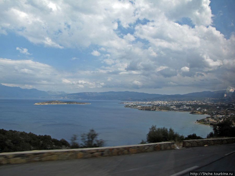вид на залив Мирабелла и город Агиос Николаос по дороге из Элунда Агиос-Николаос, Греция
