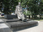 Памятник Свиридову Г.В. — рускому композитору и пианисту.
