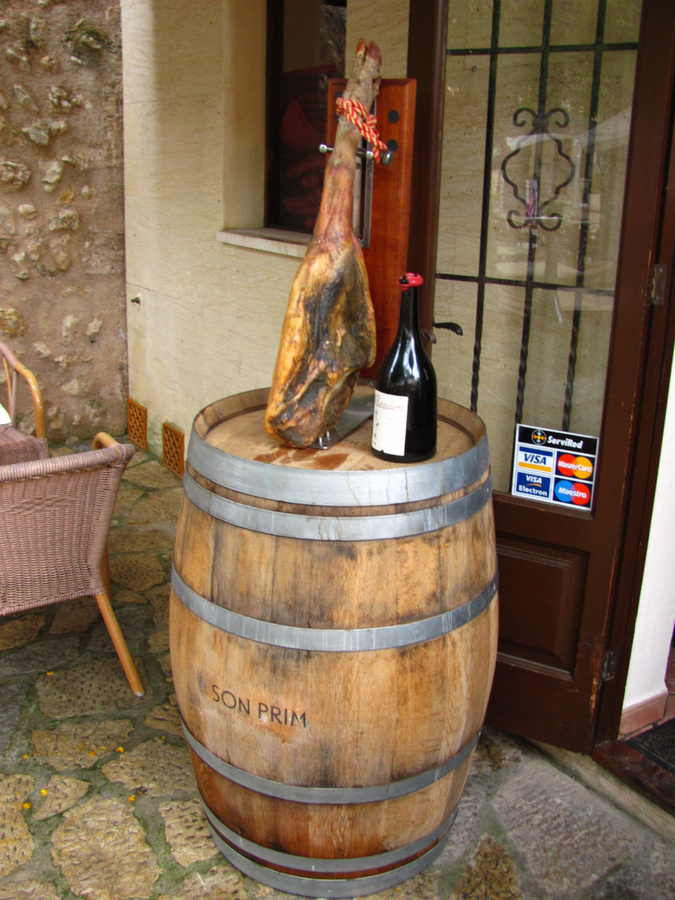 Чем можно завлечь оголодавшего путешественника? конечно же хамоном и бутылочкой вина :) Остров Майорка, Испания