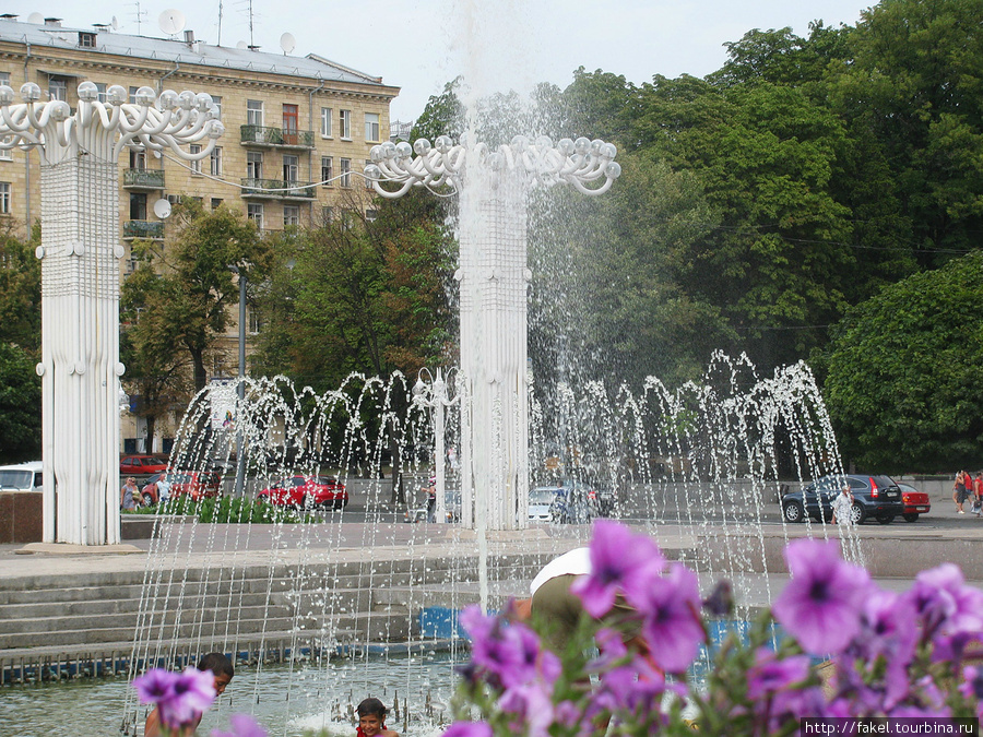 Цветы дополняют ансамбль фонтанов Харьков, Украина