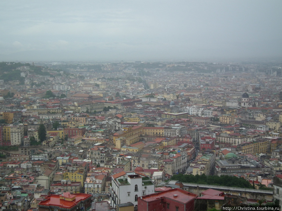 Вид на дождливый Неаполь сверху. Неаполь, Италия
