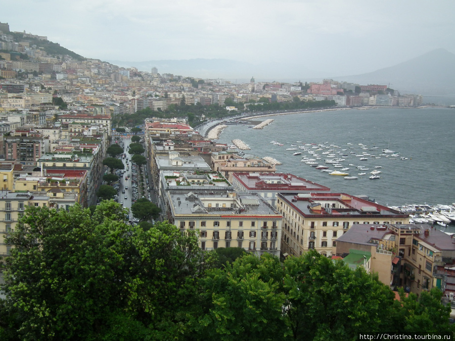 Бухта Неаполя. Обожаю прибрежные города! :)  Готова простить даже кучи мусора и дождливую погоду. Неаполь, Италия