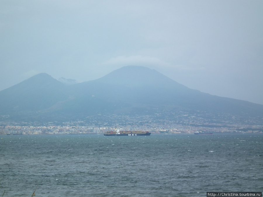 Кто в моей теме тот поймет, фоткаю судно MSC. Пригодится для отчета о коммандировке :) Неаполь, Италия