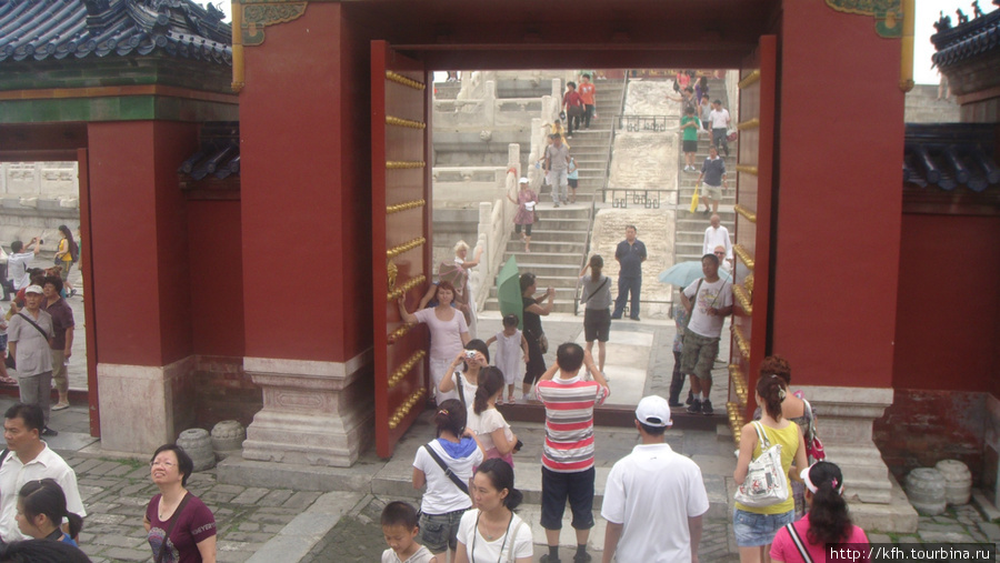 Ворота в в храм. Постояли, представили: когда-то здесь, по белым мраморным дорожкам, ходил император со свитой... Пекин, Китай