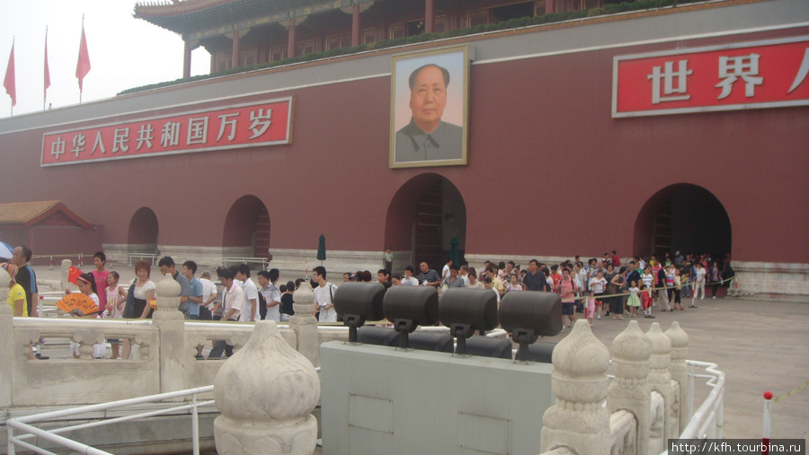 В запретный город Гугун- бывший императорский дворец, всегда много людей- не только туристы со всех стран, но и сами китайцы хотят посмотреть- а как же  тут жили-пировали несколько династей императоров. Пекин, Китай
