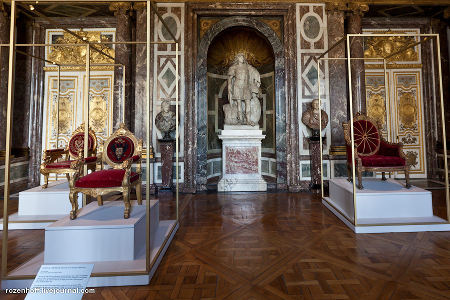 Почему версаль. Лувр дворец внутри. Лувр дворец французский королей внутри. Музей ламбине Версаль. Паркет в Версальском Дворце.