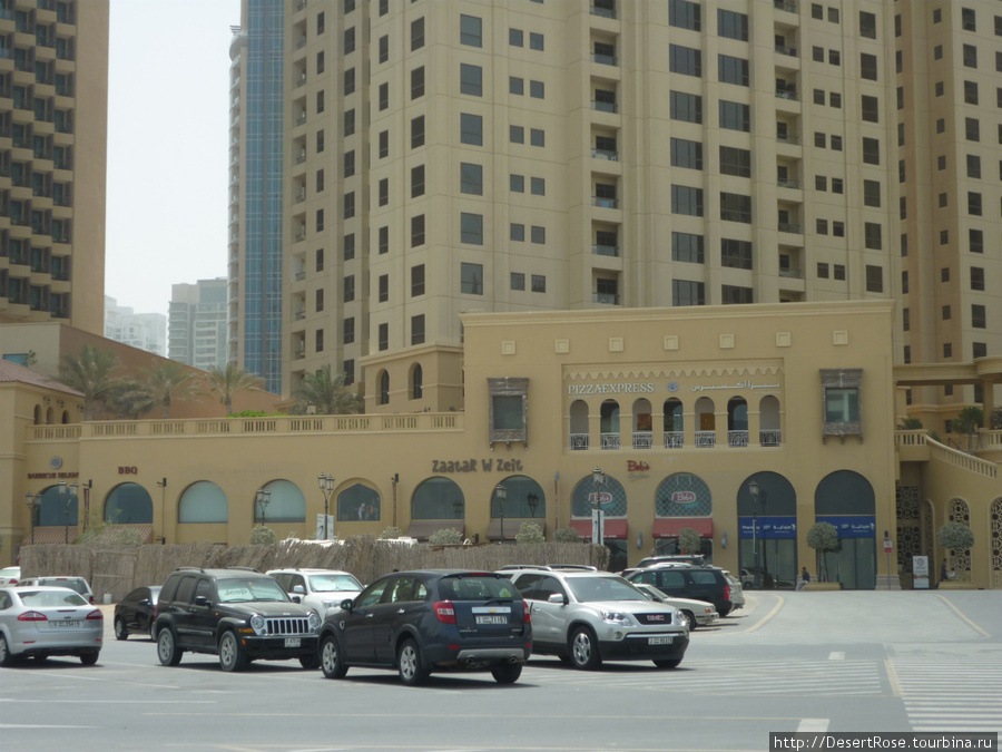 Вид снаружи, со стоянки. Слева от него отель Amaj Rotana, а слева Hilton Дубай, ОАЭ