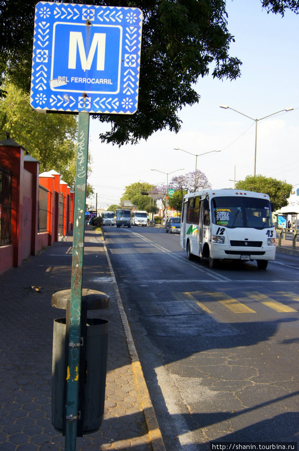 Автобусная остановка — почему-то голубая? Пуэбла, Мексика