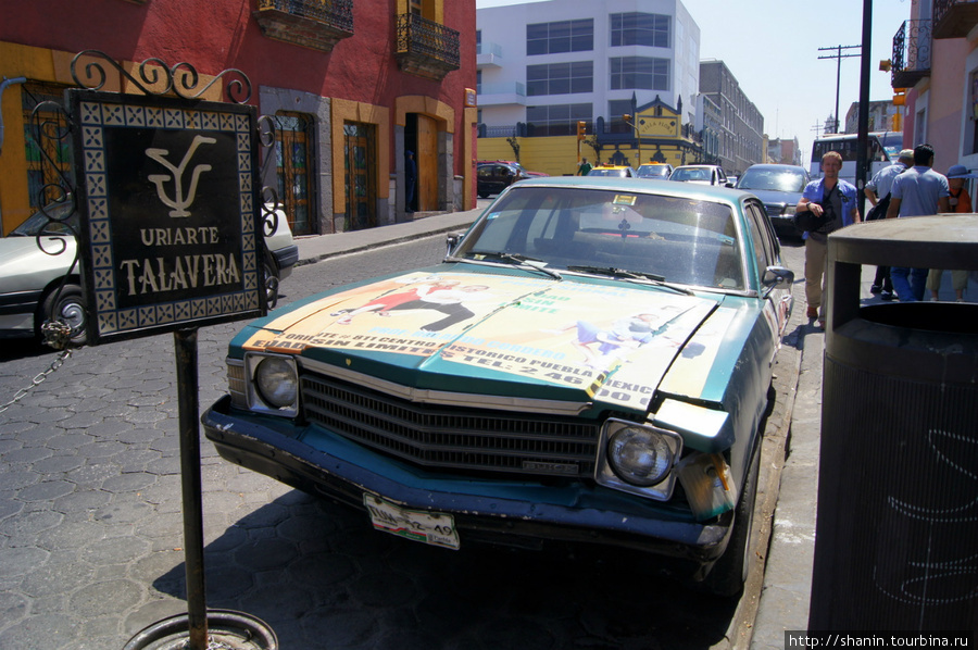 Машина припаркована Пуэбла, Мексика