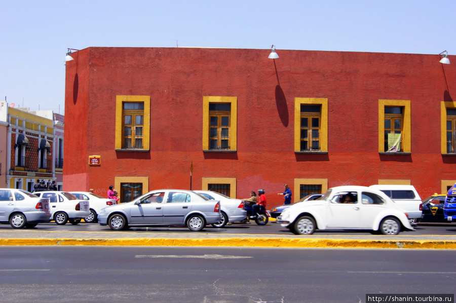 Машины на улице Пуэбла, Мексика