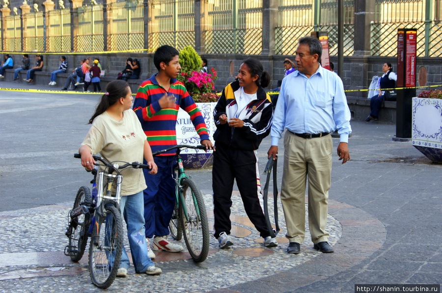 Велосипедисты на центральной площади Пуэбла, Мексика