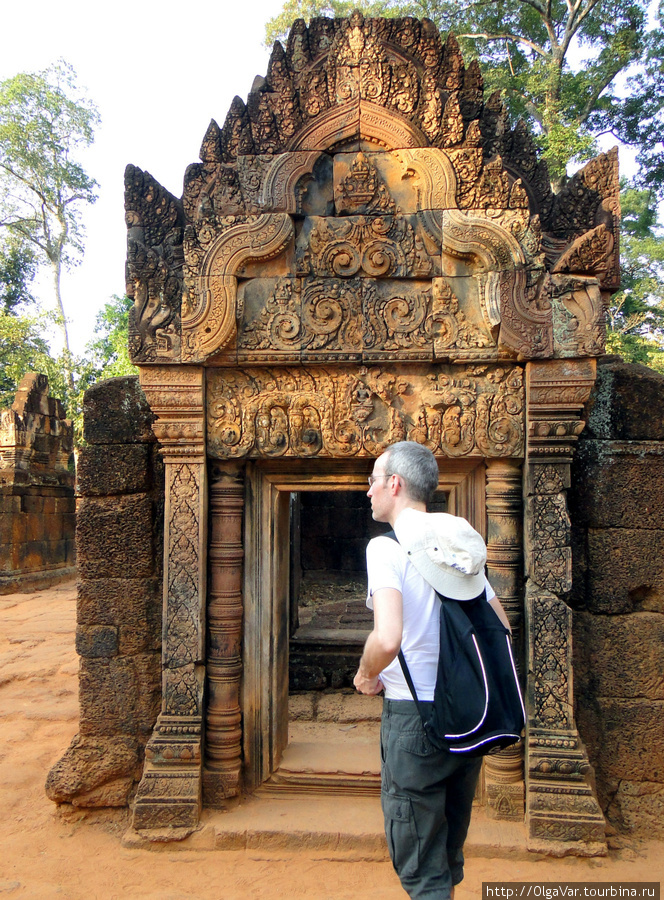 Бантей Срэй, в основном построенный из красного песчаника, украшен сложной декоративной резьбой и резными фигурками Провинция Сиемреап, Камбоджа