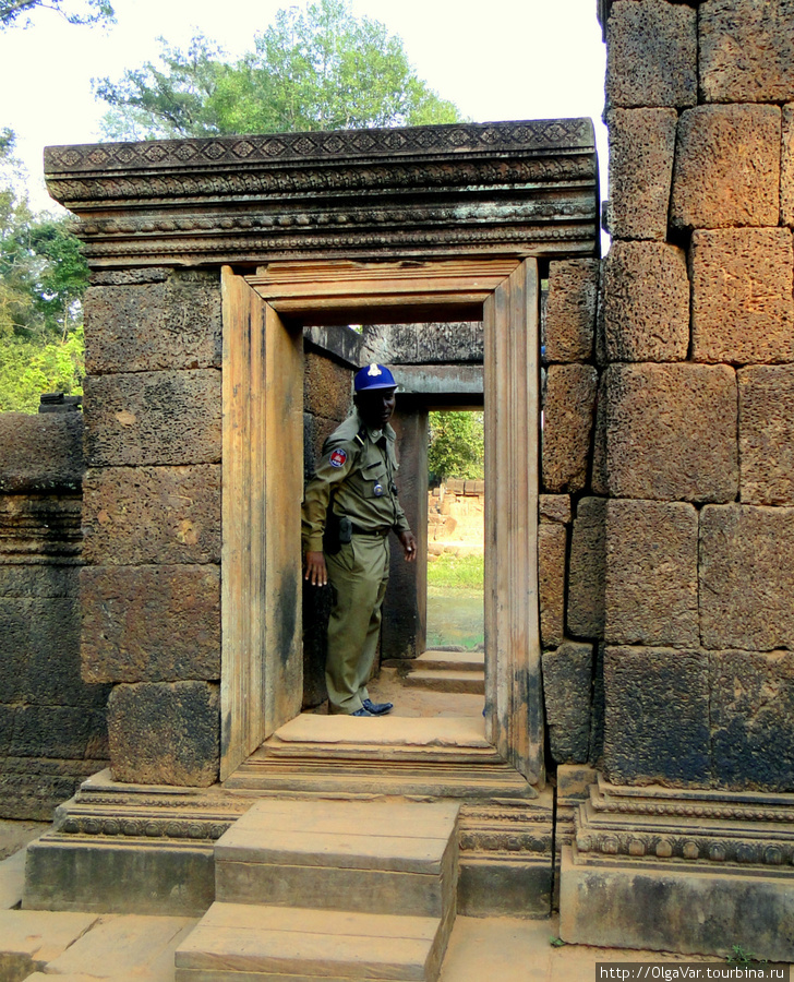 Охрана бдительно наблюдает за всеми посетителями, чтобы ничего не пропало Провинция Сиемреап, Камбоджа
