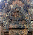 Впервые в истории кхмерской архитектуры на фронтонах храма  изображены   сцены из индуистской мифологии. На барельефе сценка: Индра обрушивает ливень на лес,  и  народ  спасается, плывя  брассом