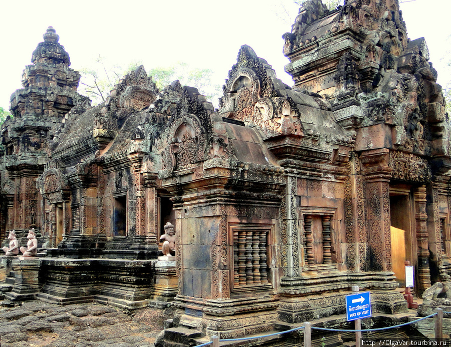 По своим масштабам здания храма миниатюрны,  что является  необычным для построек ангкорского периода Провинция Сиемреап, Камбоджа