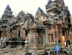 По своим масштабам здания храма миниатюрны,  что является  необычным для построек ангкорского периода